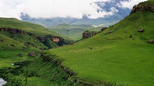 Ukhahlamba drakensberg cloudy day